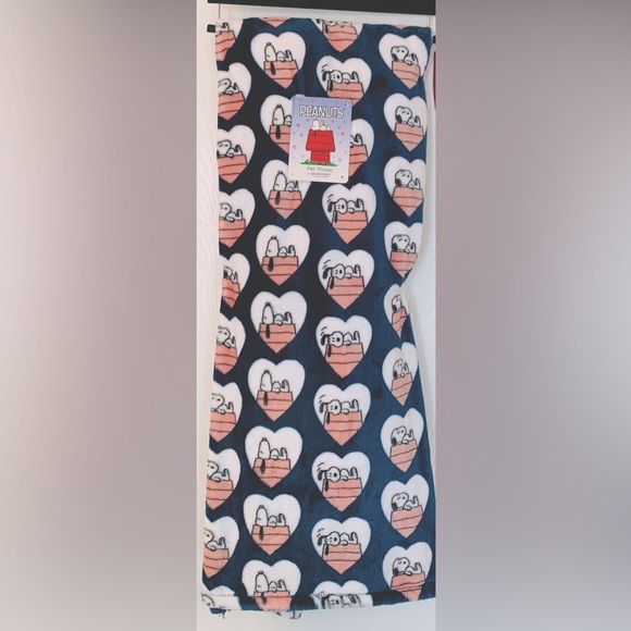 Peanuts Snoopy Dog House Hearts Valentine Throw Blanket - Picture 2 of 5